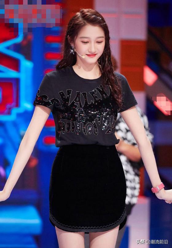 关晓彤衣品直线大衣洞洞裤,关晓彤最近衣品