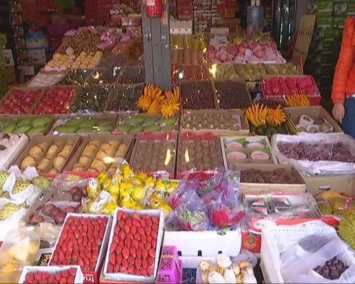 水果批发市场内堵车怎么解决,人多车多路上堵