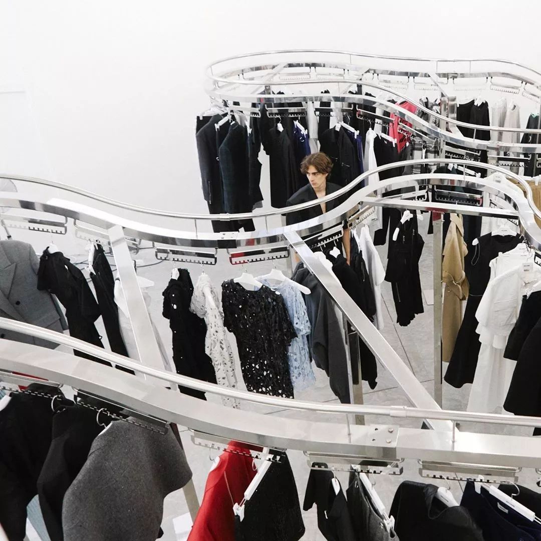 杨幂穿的潮牌aape,杨幂带火的韩国潮牌