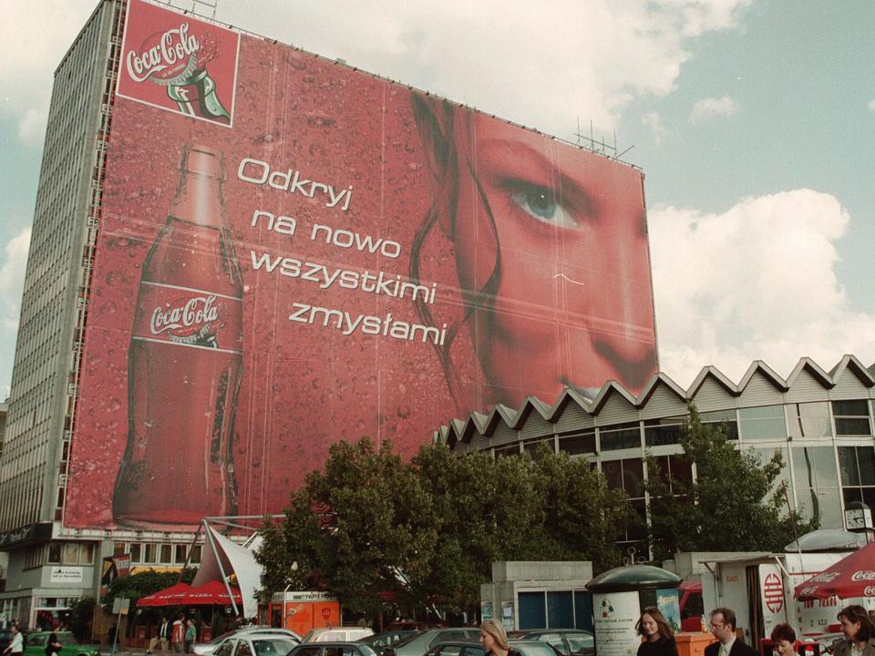 可口可乐透过瓶子看世界,可口可乐在中国的第一个广告