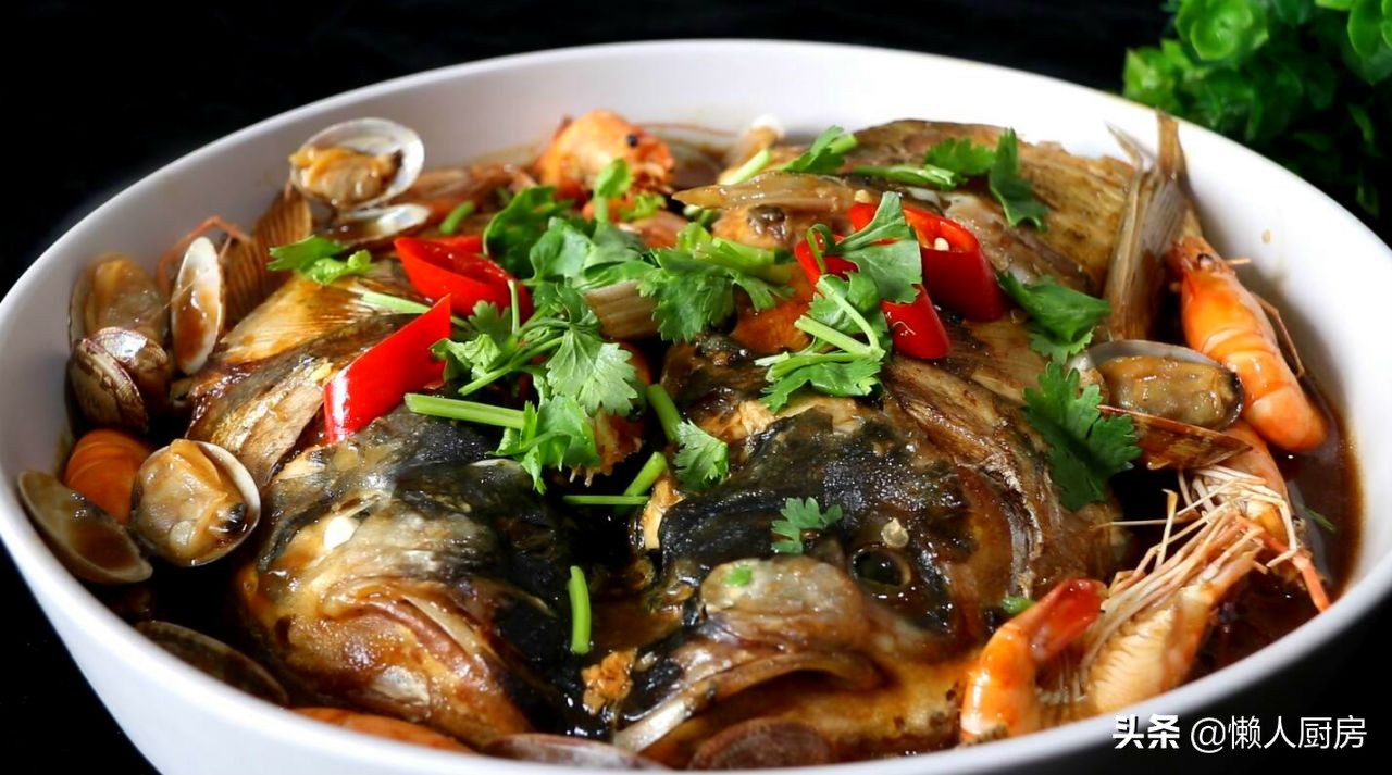 鱼头焖花蛤,这才是花蛤和虾最好的做法