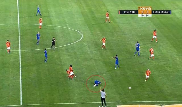 中超上演“连环脚”,申花队长被踢成“内马尔滚”