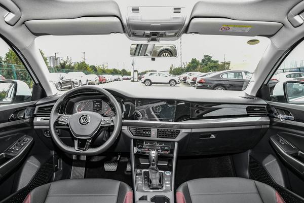 大众宝来2020款1.4t落地8万,1.5l宝来和1.6l轩逸哪个动力好