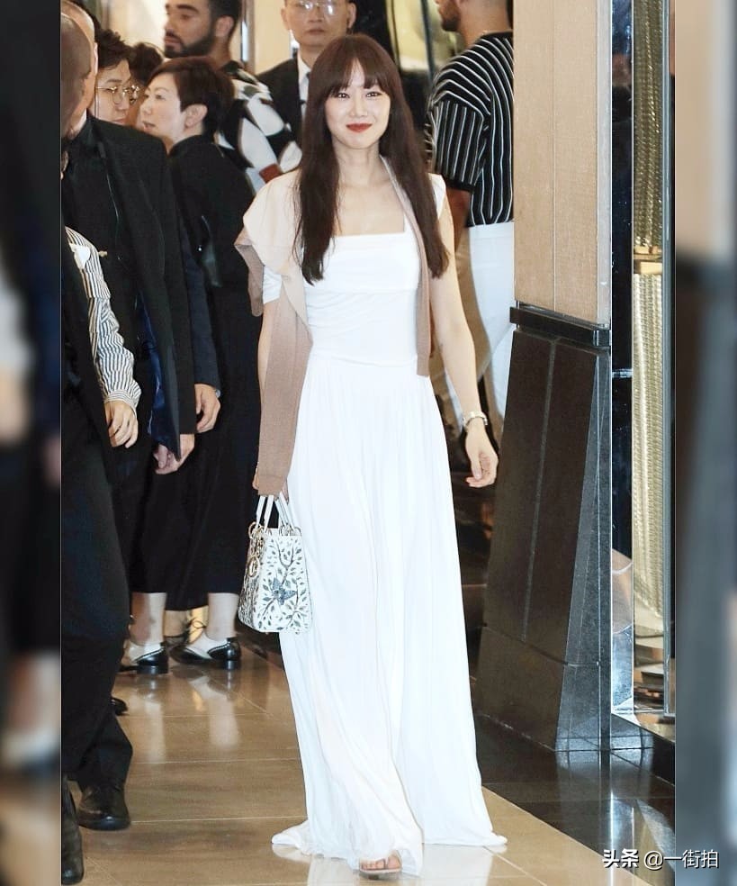 闫妮穿红色连衣裙,闫妮的碎花裙