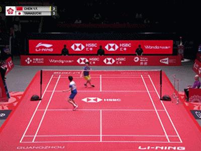 羽毛球头顶球后退步法训练,羽毛球头顶球后退步伐启动时机