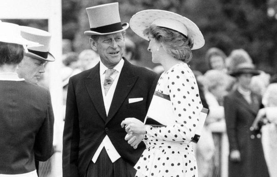 戴安娜在机场喊爸爸,菲利普亲王和戴安娜恋爱过程