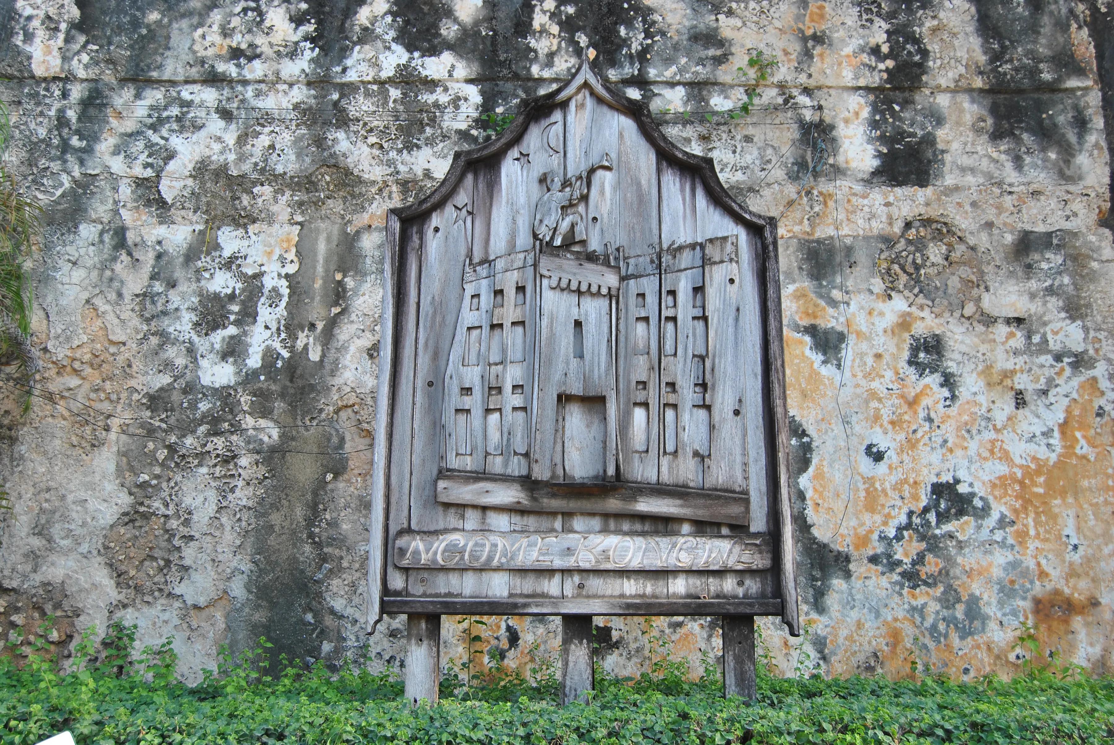 在非洲桑给巴尔为青光眼患者做手术