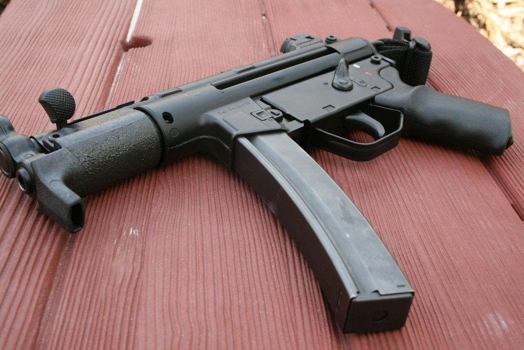 mp5冲锋枪0.45口径,现实中的mp5冲锋枪