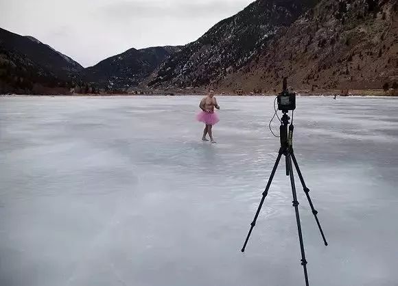 穿着15年的蓬蓬裙的中年男人,粉色蓬蓬裙穿了14年