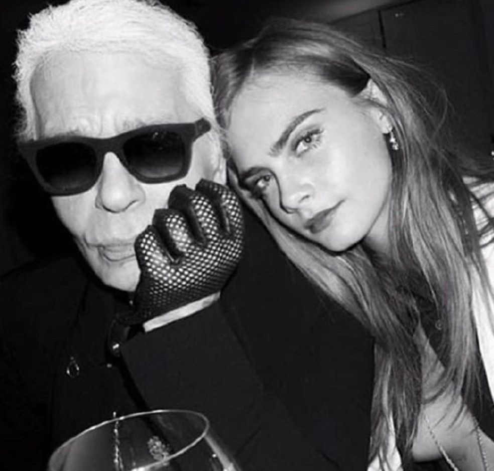 甜!英国贵族超模爱上美国女演员,机场热吻,狂撒狗粮