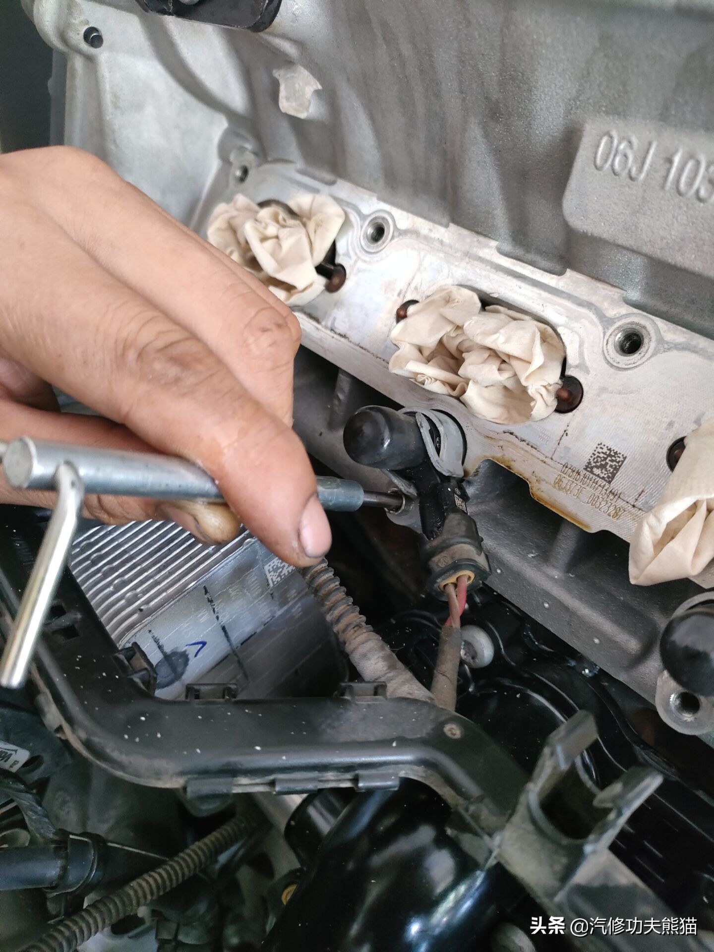 老途观发动机漏油维修,老途观涡轮增压器漏油维修多钱