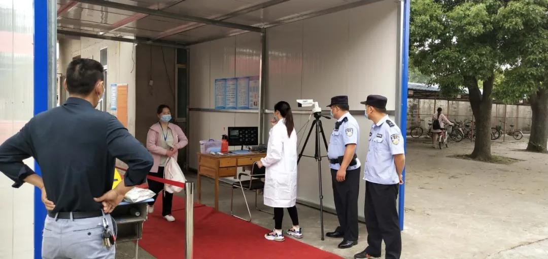 开学交警暖心护航,公安护航平安开学