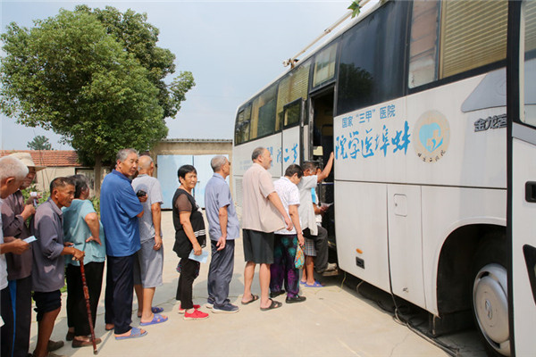 乡镇卫生院医护人员下乡免费体检,县医院专家下乡为村民免费看病