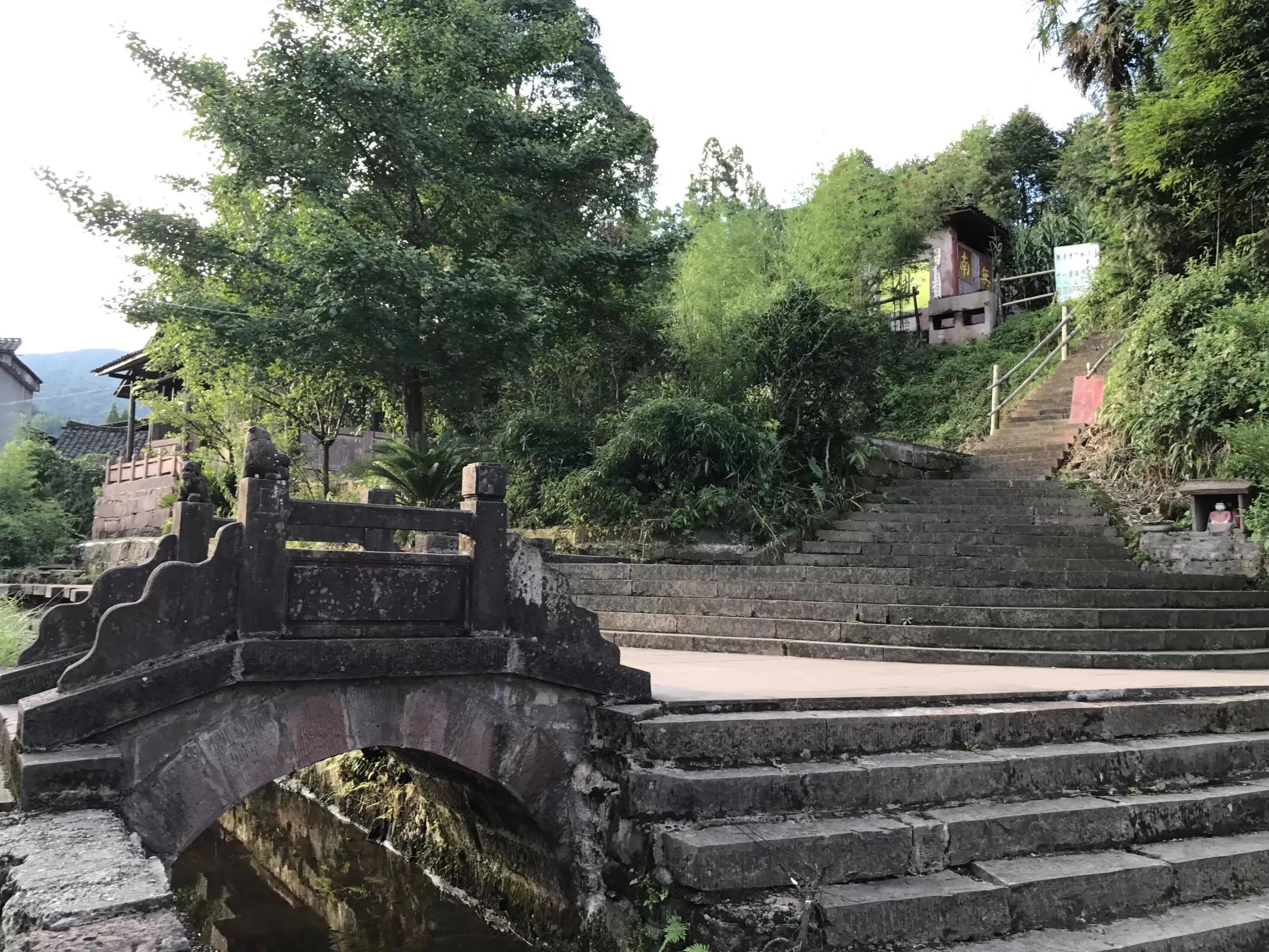 两水夹明镜双桥落彩虹全诗,有山有水不潮湿的避暑胜地