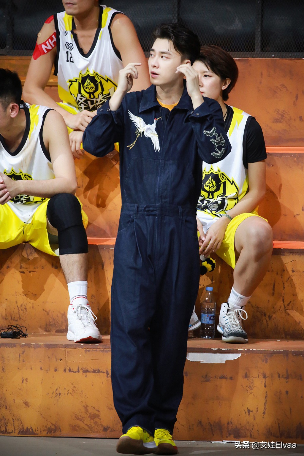 李易峰穿的运动装,李易峰穿灰色运动裤