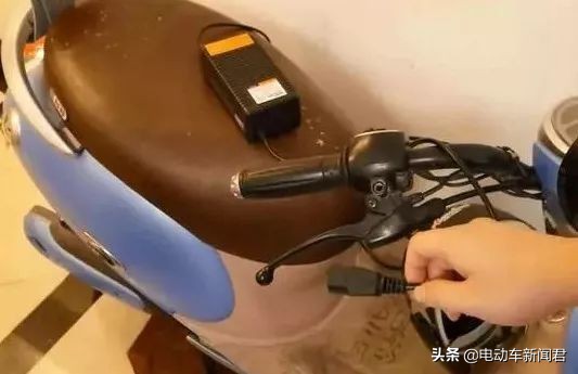 电动车充一夜电也充不满怎么解决,电动车一次充不满对电瓶有伤害吗