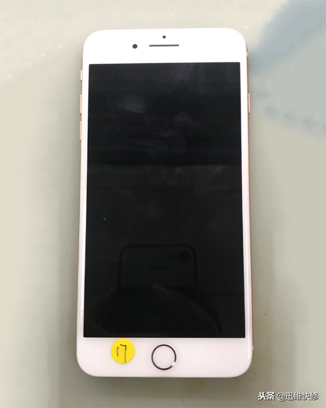 iphone8p黑屏死机,iphone8p突然黑屏假死机