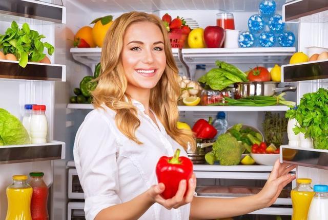 冰箱里边有一个小孔特别脏,清理冰箱内壁弄了一个小洞