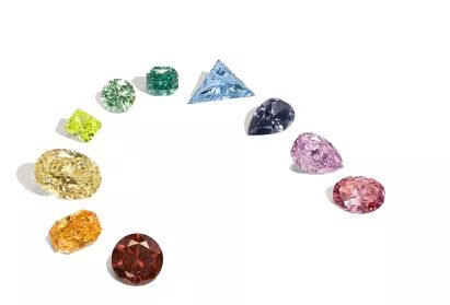 彩色钻石是天然的吗,一颗拥有七种颜色的天然七彩钻石