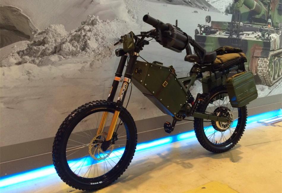 战斗民族果然牛，摩托车上配AK，机动快，火力强