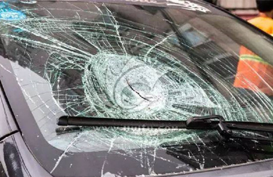 前挡风玻璃裂了怎么保险才赔,挡风玻璃裂了保险赔能连同膜赔吗
