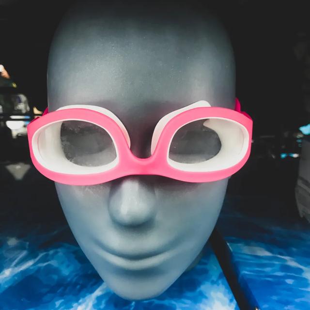 带娃游泳必须戴泳镜吗,儿童学游泳适合戴大框泳镜吗