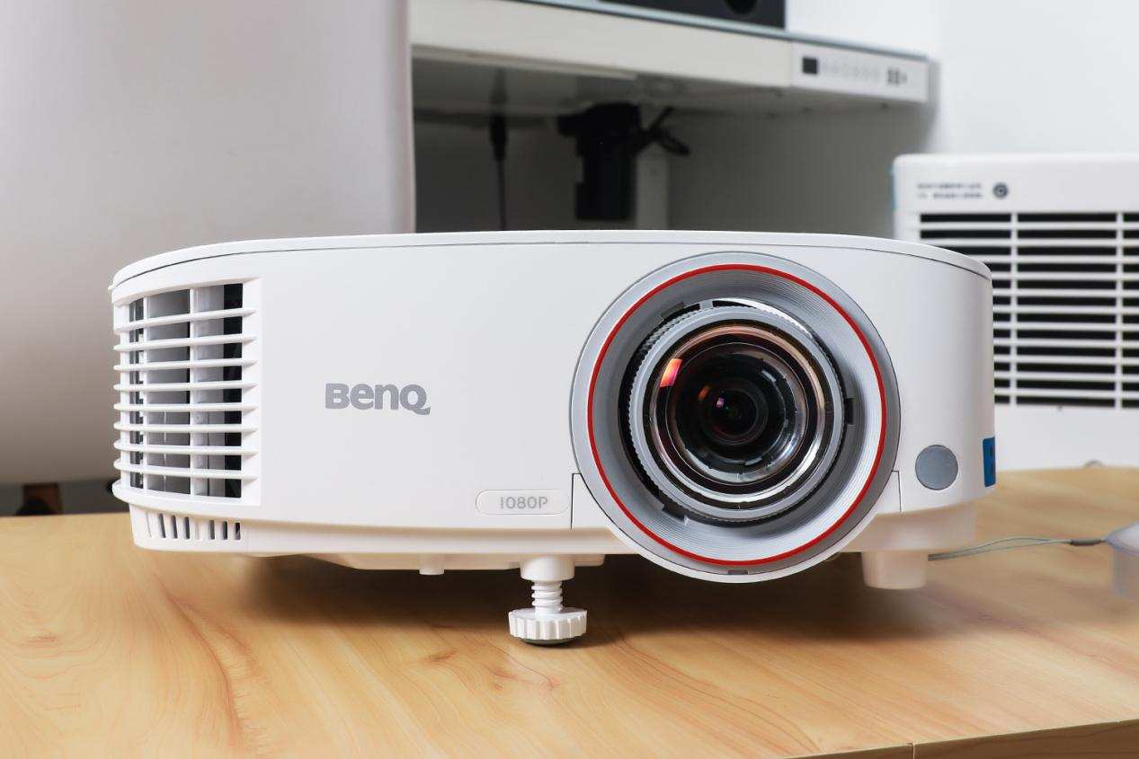 明基适合白天的投影仪选哪款,千万别买300的投影机