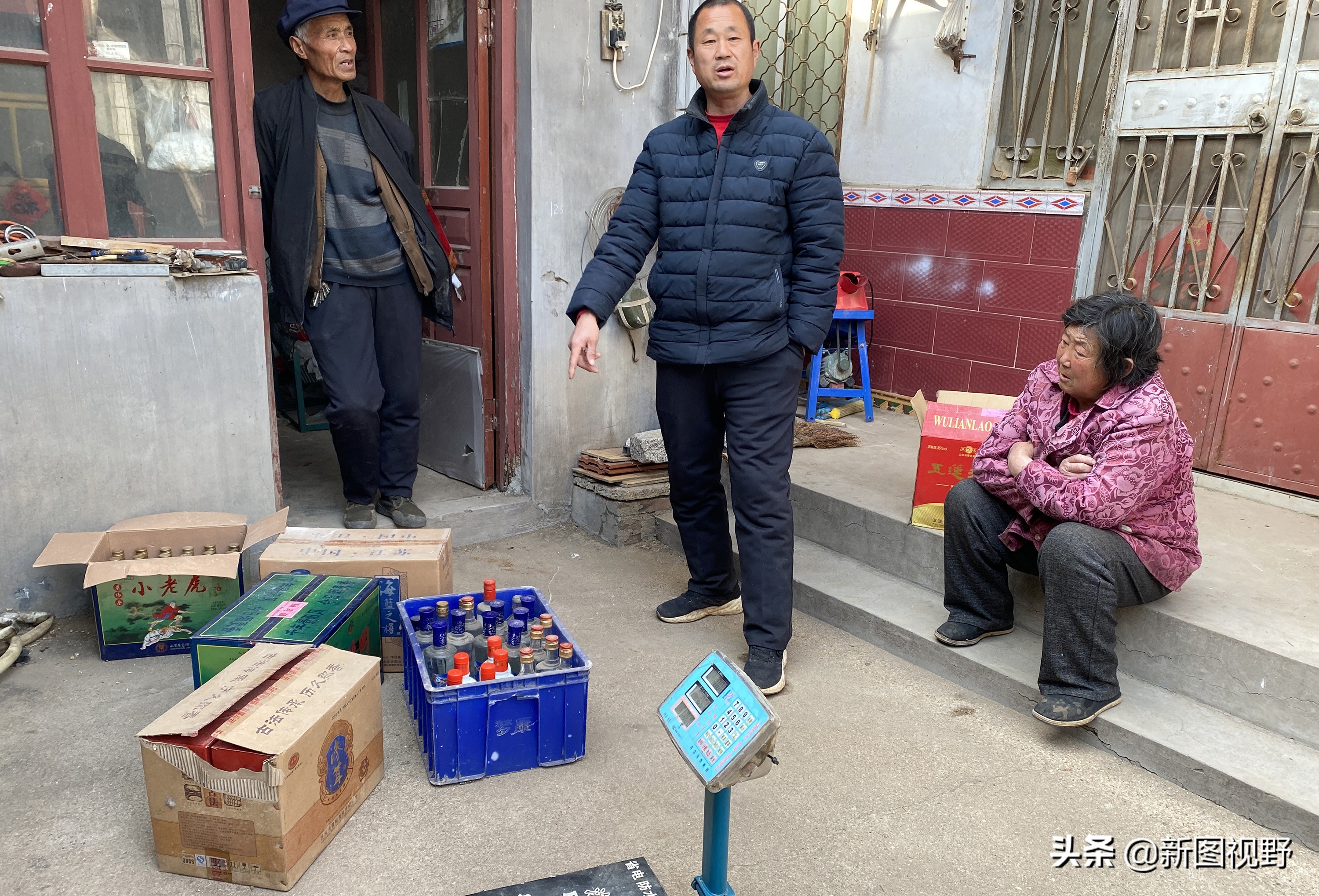 山村游玩,200元买大爷两箱“老酒”,帮我鉴定下是否中奖了