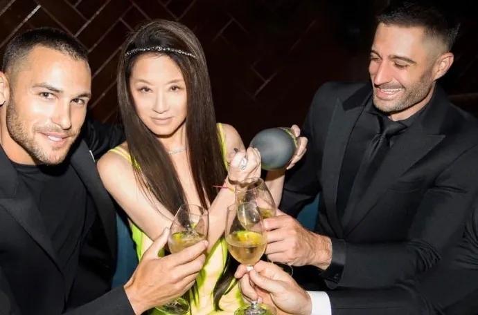 身价40亿，男友小她36岁：72岁“婚纱女王”比邓文迪厉害多了