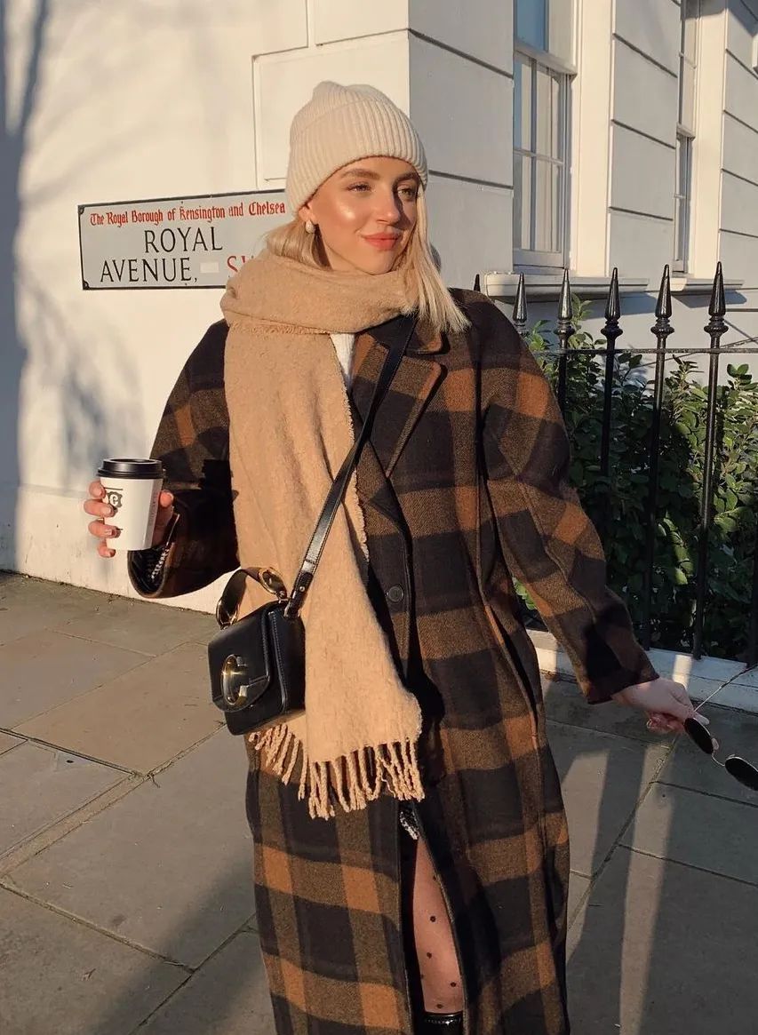 黑白格纹大衣怎么搭配好看,戴帽子黑白格纹大衣怎么搭配好看