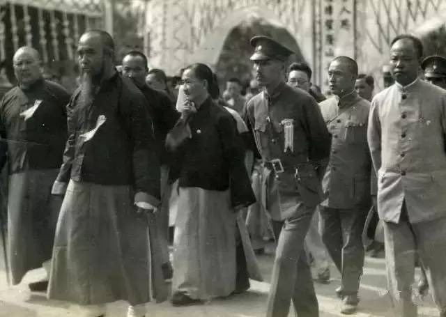 1930年,国民*党**中将被我军俘获,看到毛*东泽**大喊:润之,放我生路