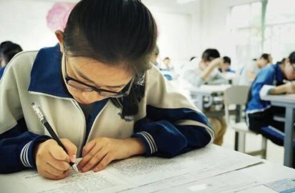 职高“高考班”学生笔记，字迹清晰，和“专业班”形成鲜明对比