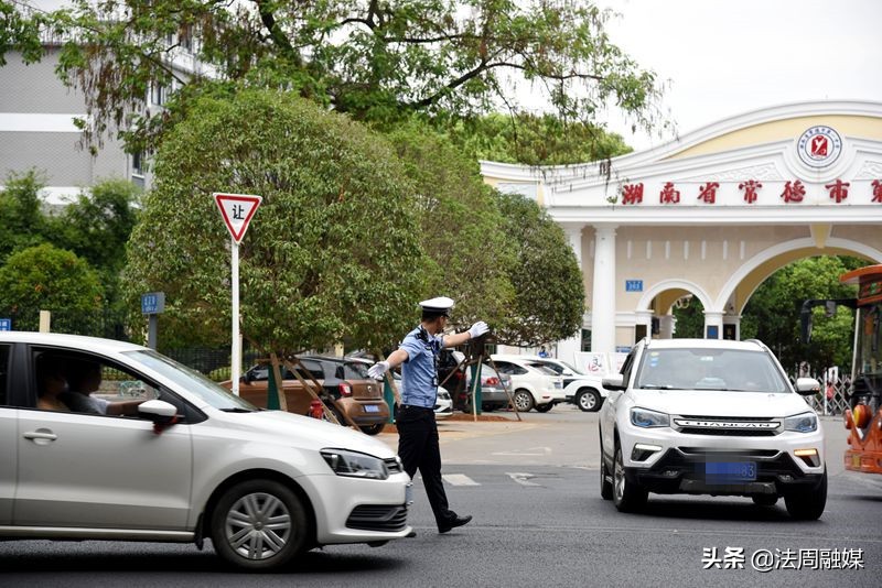 常德市武陵区交警执勤,交警开学季全力守护平安校园