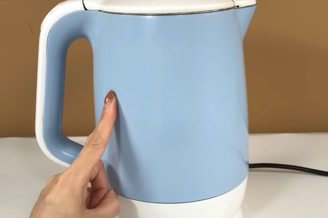 热水壶坏了别马上扔，一根牙签倒点这“饮料”，3分钟通电重新烧