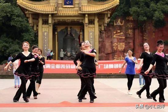 中国大妈们在国外跳广场舞,中国大妈在温哥华商场跳广场舞