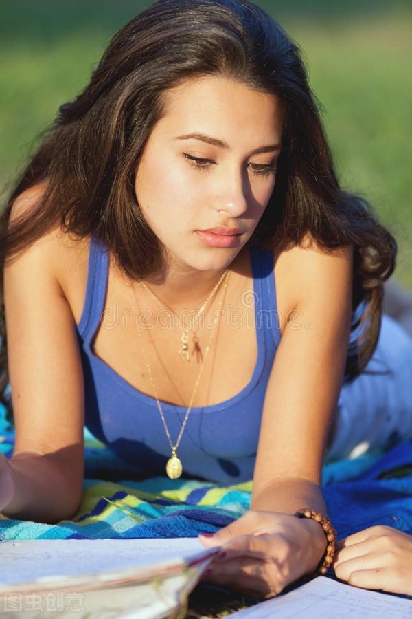 女人喜欢你会有这些暗示你知道吗,女人喜欢上了你就会有这三个表现