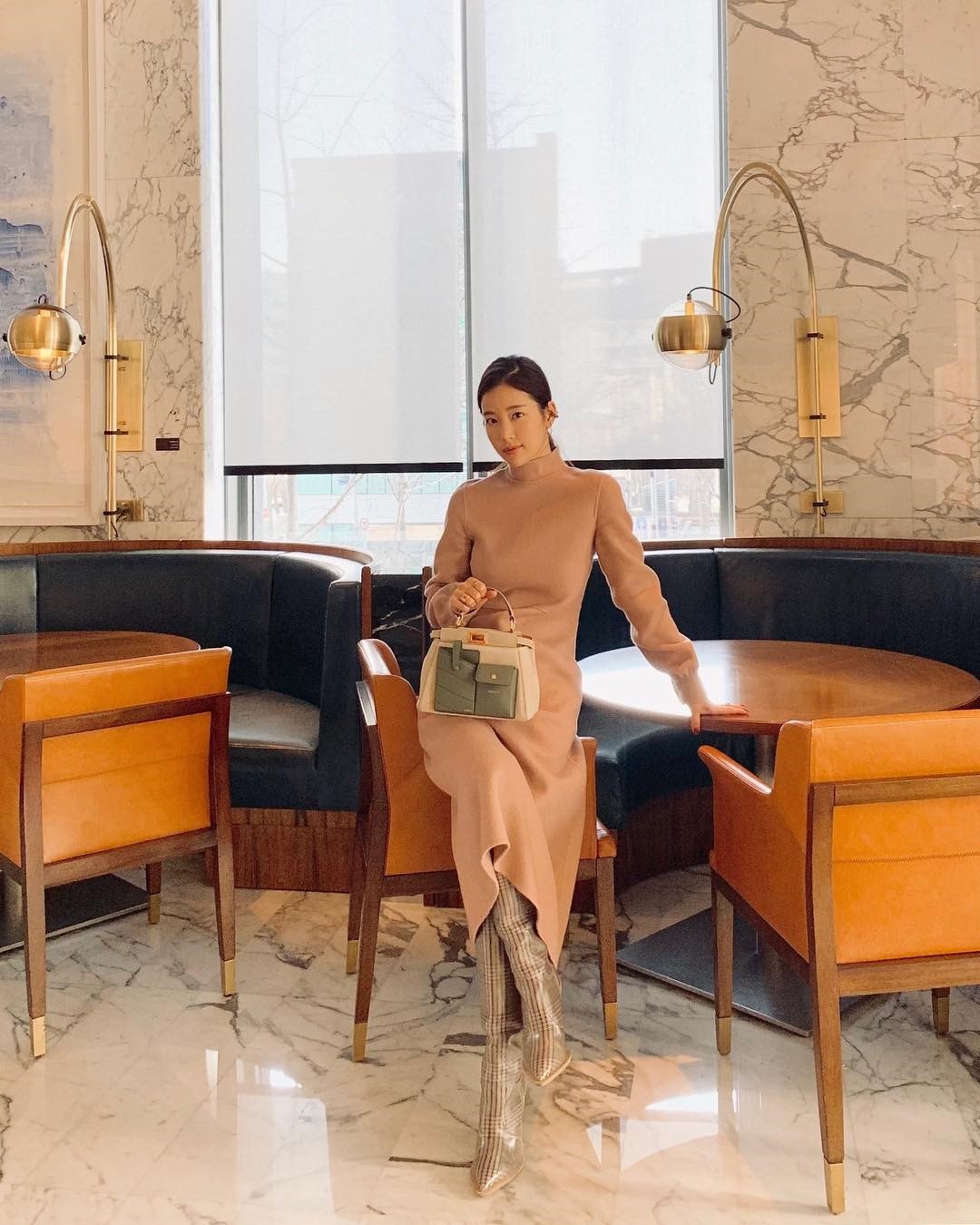 韩国小姐姐日常穿搭太有个性了！镂空长裙+黑夹克背心展现野性美