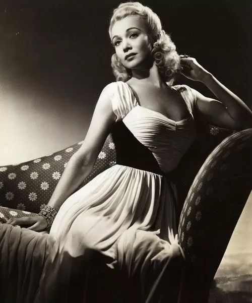 梦露最早的封面照,梦露一开始是金发吗