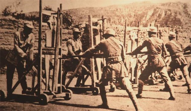 *世友许**听闻军中来了位高手，欲切磋武功，*飚耿**：你不是我的对手