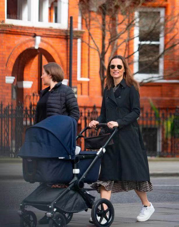 凯特妹妹鱼尾裙,凯特王妃妹妹出街