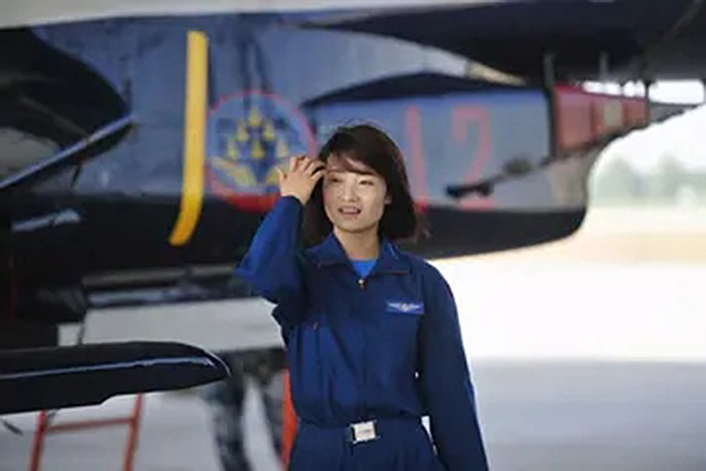 金孔雀余旭的最后一程:36万群众手捧菊花送别,墓前4架飞机模型