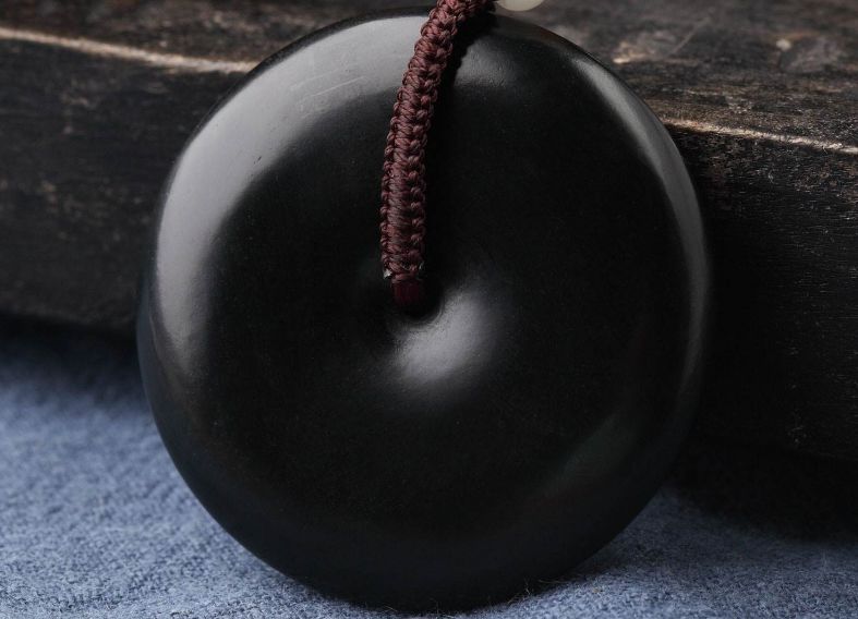 深黑色的玉石有哪些,黑色玉石都有哪些