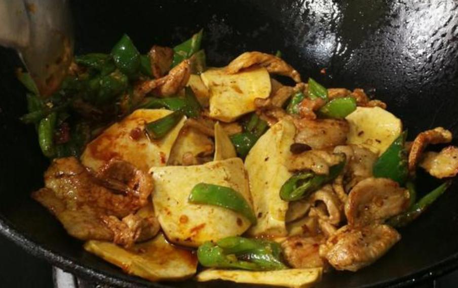 香菇青椒炒鸡腿肉的做法,青椒五花肉炒鸡肉家常做法