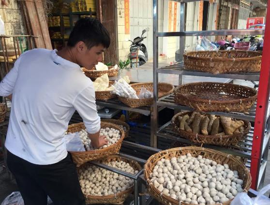 老鼠仔美食店老板,外号老鼠仔
