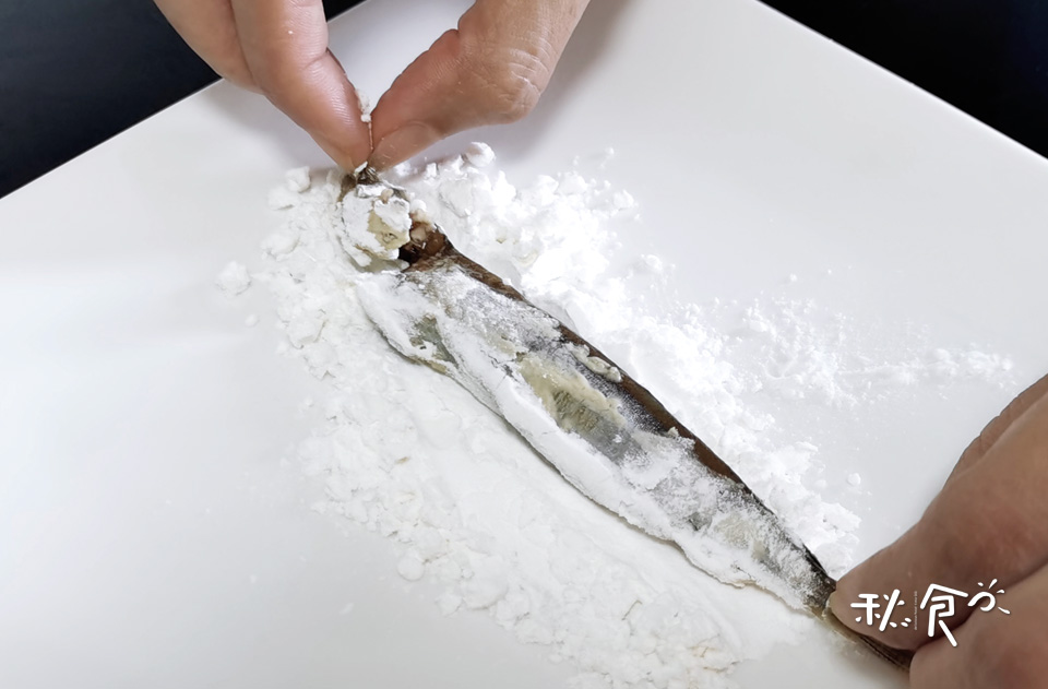 炸鱼怎么裹面粉和淀粉,炸鱼是用面粉还是用淀粉更酥脆