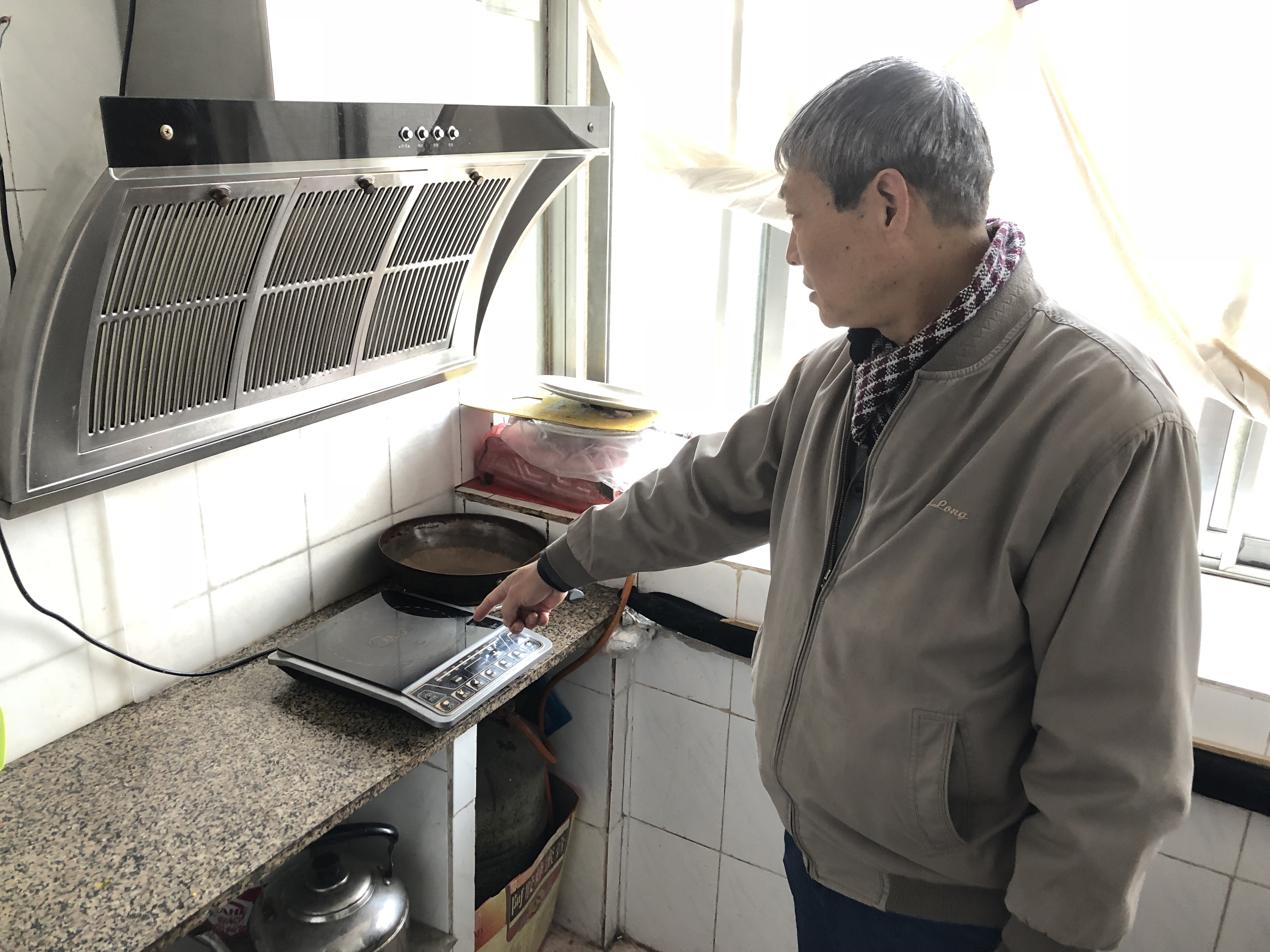 鍨冨溇鍫嗗湪瀹堕棬鍙e皬鍖轰綇鎴峰緢鎷呭咖,鍨冨溇鍫嗗缓鍦ㄥ眳姘戠獥鎴蜂笅璋佹潵瑙e喅