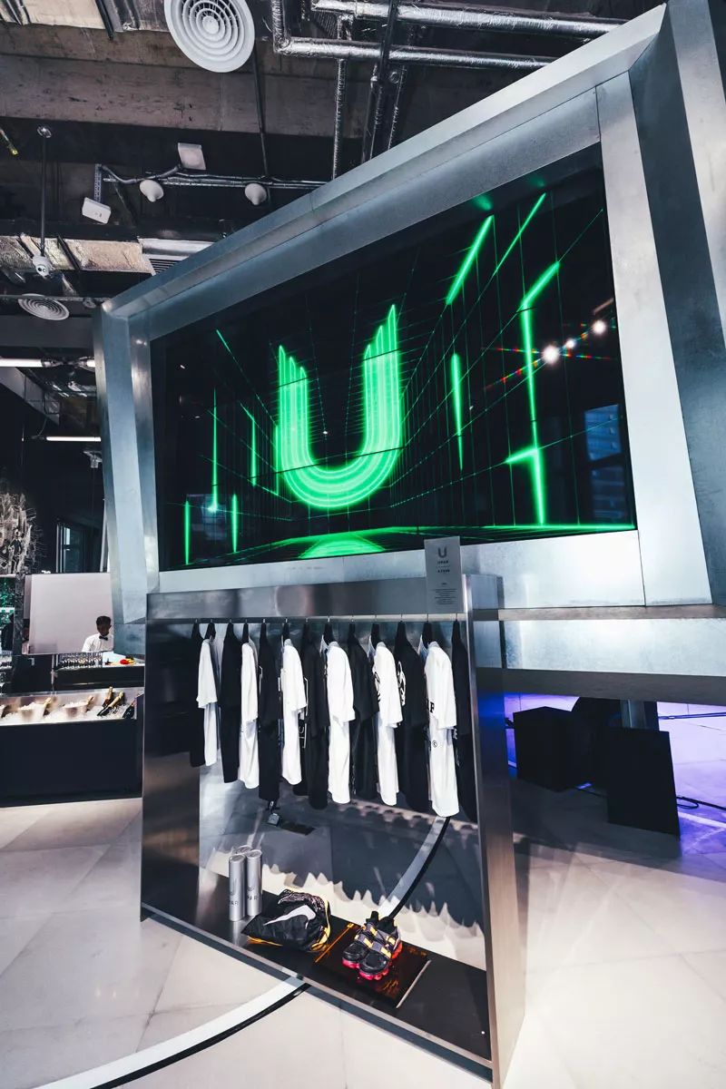 “Valentino红”降临东京，冠希哥说最近的生活“888”