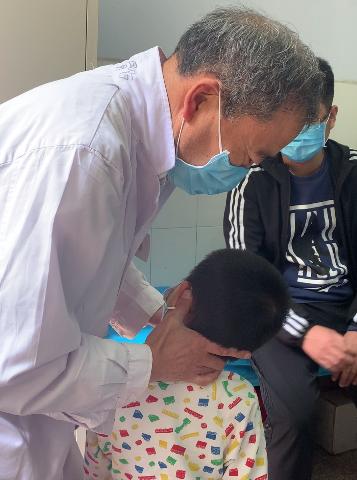 小孩衣服缝按扣方法,孩子脱裤子导致了胯关节脱位