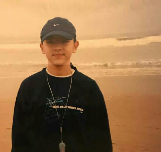 邓伦脸型有多完美，初中照片见分晓，一看就是遗传邓妈妈颜值