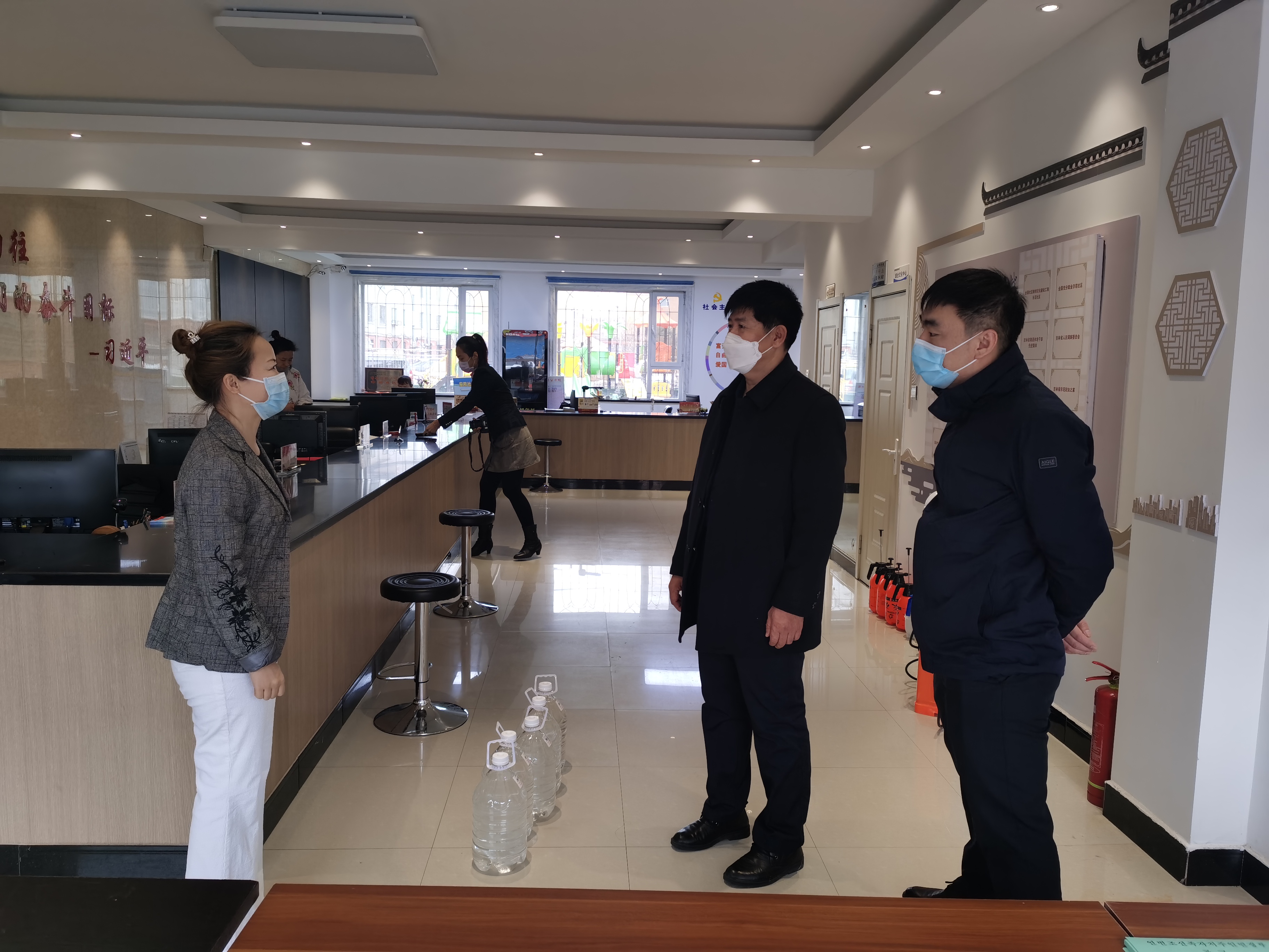 法院领导到帮扶村慰问,法院走访慰问干警